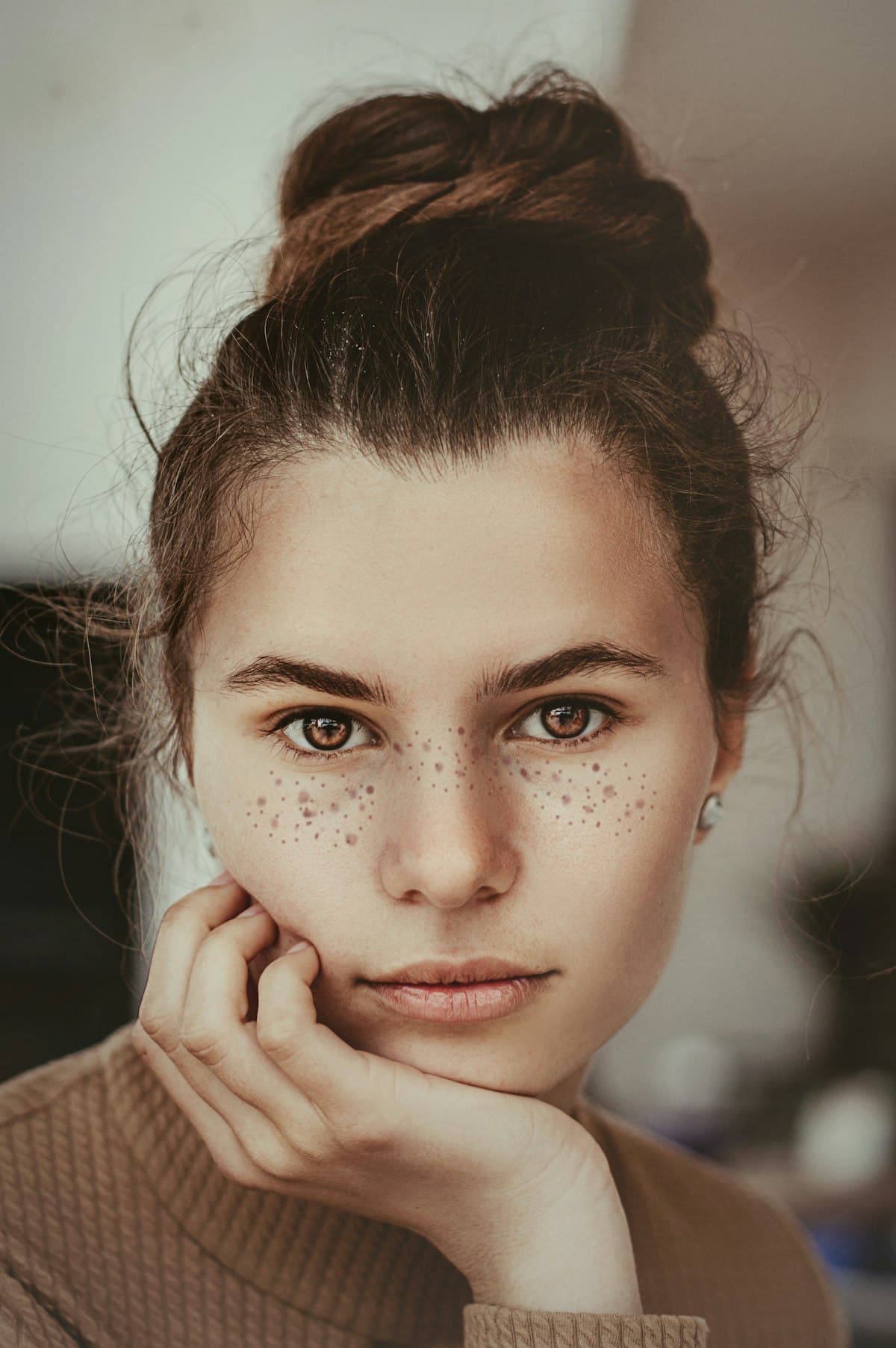 Retrato de mulher com sobrancelhas naturais e sardas